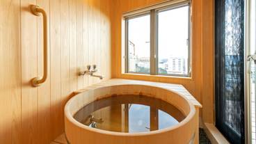 天然温泉の半露天風呂（桶風呂）が付いた客室 / 5