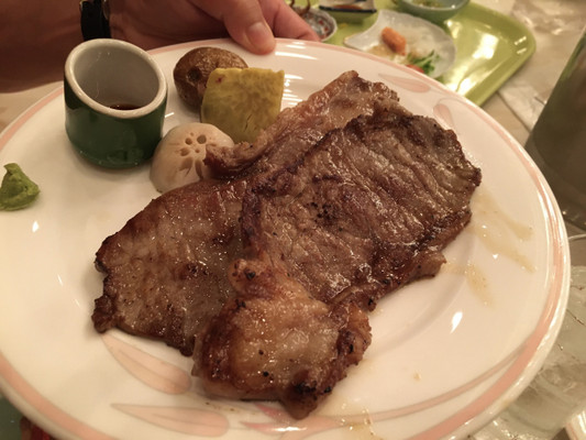 ステーキは３種類のソースがあります。
