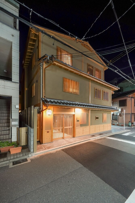 施設の正面 (日没後)