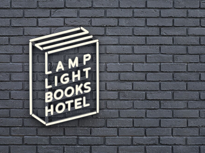 本をモチーフにしたロゴもおしゃれ。ここで選んだ本をお互いに贈りあえば、素敵な旅の思い出に♡