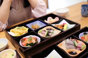 Stay at a hotel or ryokan where you can enjoy a delicious breakfast3753114