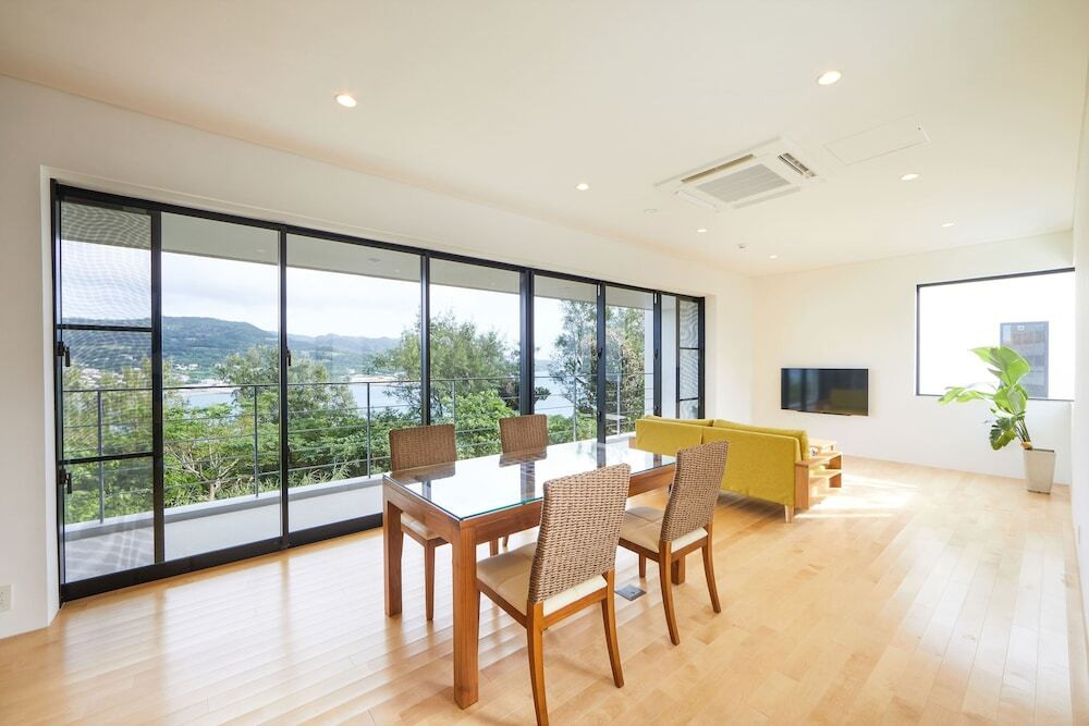 客室内のダイニングエリア