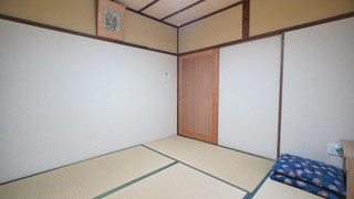 (207室) 2階 2人部屋 (個室, 共用トイレ, シャワー付)