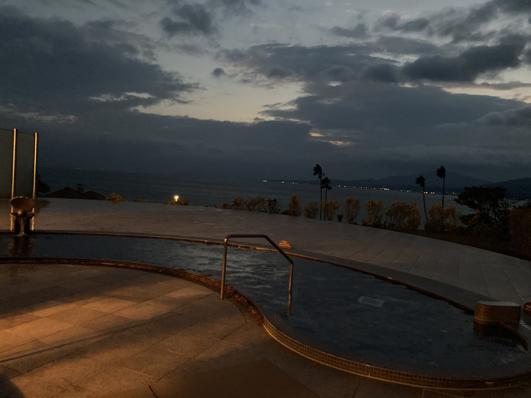 海に面した開放的な露天風呂