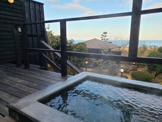 「暁」のテラスにある露天風呂。花崗岩、信楽焼、岩風呂など、客室によって異なる趣を楽しめる / 2