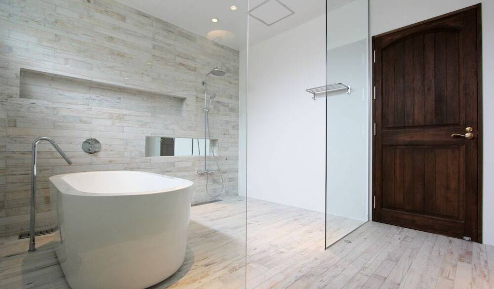 ガラス張りで開放的なバスルーム / 2