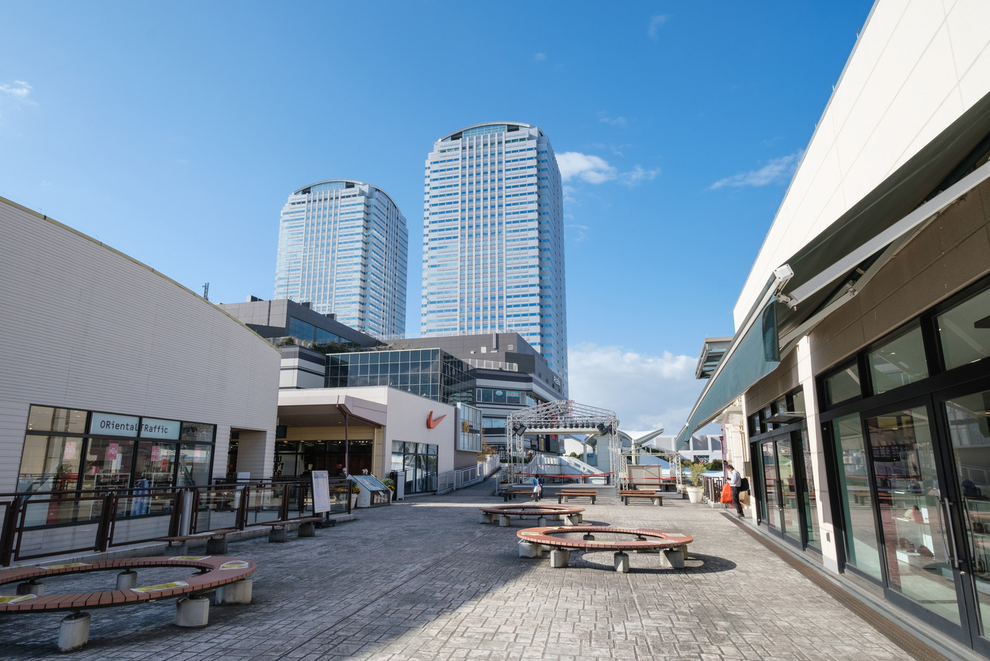 都市風景　海浜幕張　大型ショッピングモールと高層ビル群　千葉県千葉市