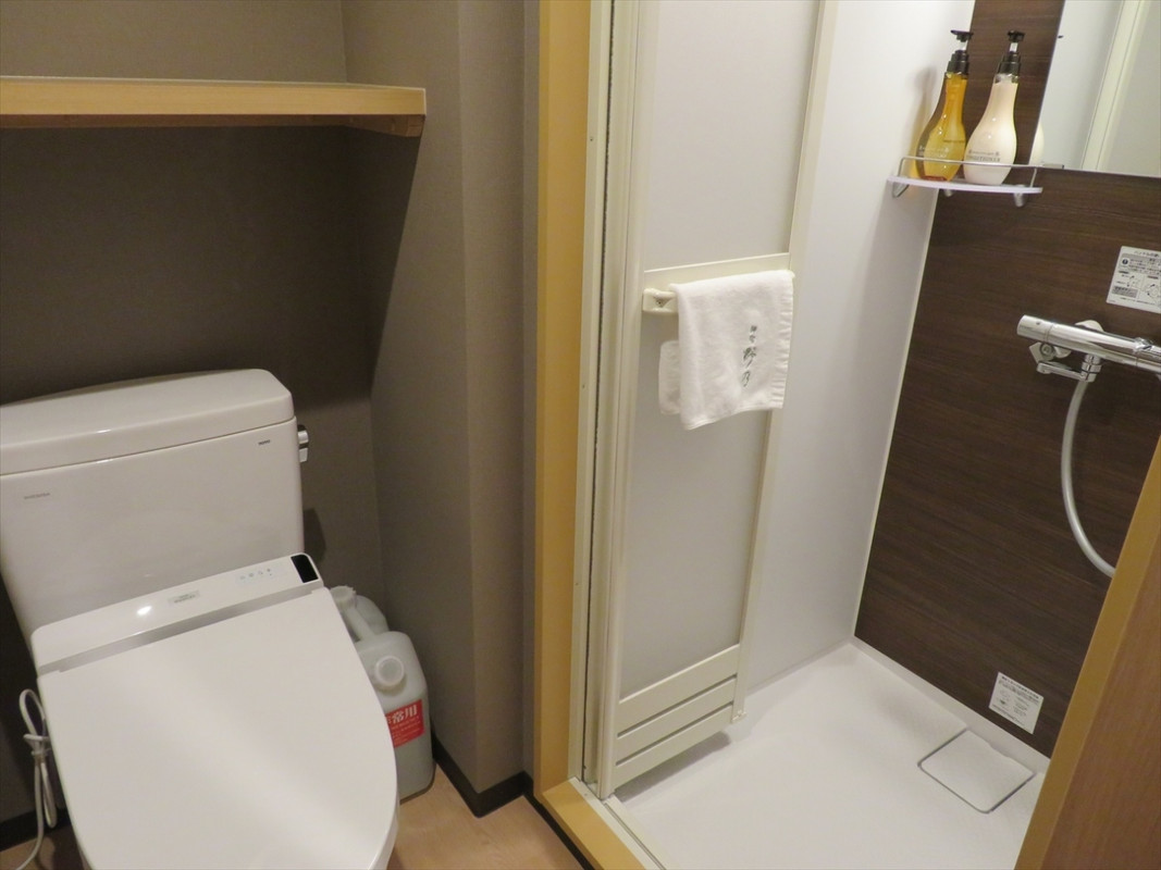 部屋付きの浴室はシャワーブースのみ。大浴場の様子は本文参照