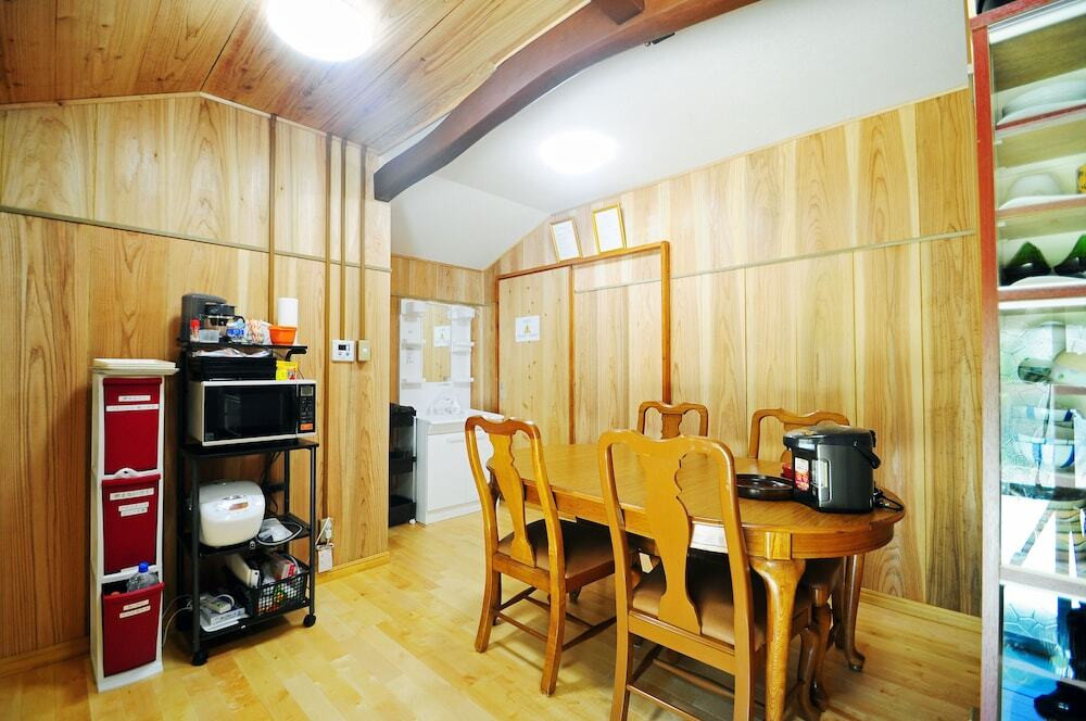 客室内のダイニングエリア