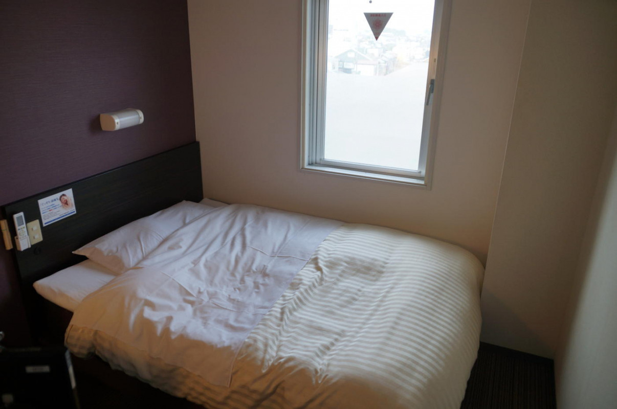 クイーンサイズのシングルベッド