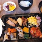 いろんな朝食メニューをお皿に / 2