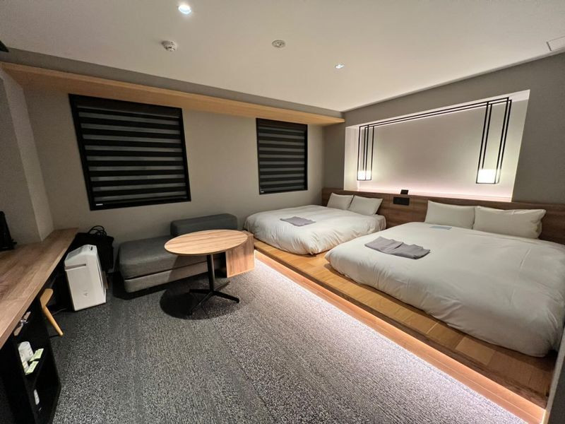 37㎡あるデラックスツインは、ソファベッドを利用すれば最大5名まで宿泊可能 / 1