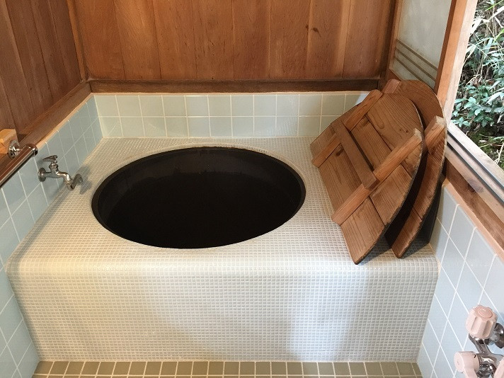 自分たちで割った薪で五右衛門風呂を焚いてみるのも◎3959270