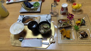 トリプルルーム　布団付　共用バスルーム