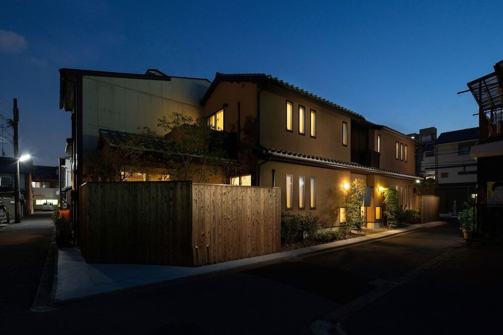 施設の正面 (日没後)