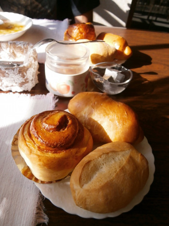 手作りパンの美味しさにほっとする3701117