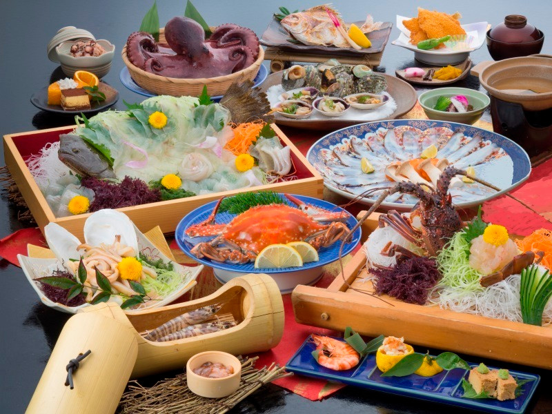 海に沈む夕日や島情緒あふれる漁港を眺めてのんびり4068034