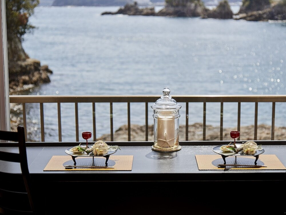 海をのぞむダイニングで、2人きりの休日に乾杯♡3698063