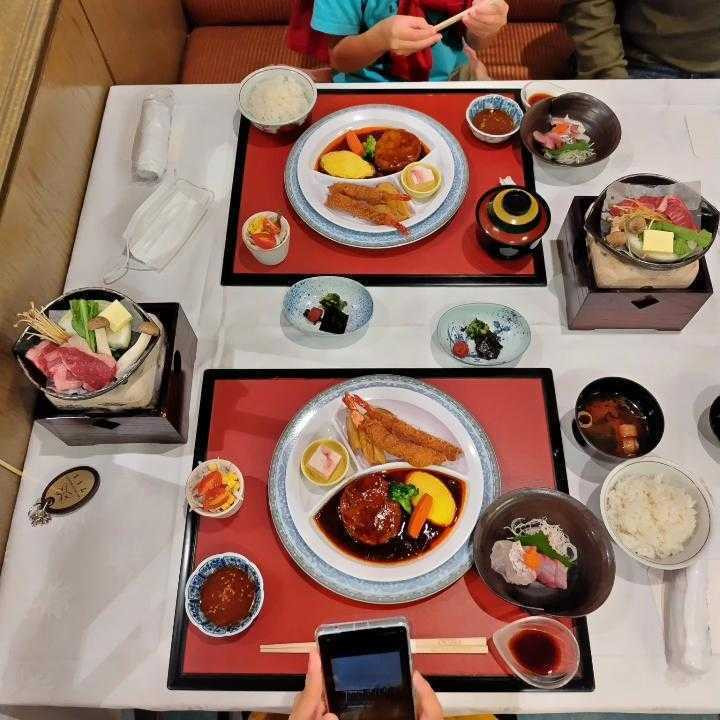 お子様メニューは、幼児向けの「キッズプレート」と小学生向けの「ジュニアプレート」の2種類。どちらもボリューム満点で、お子さんのテンションも上がるはず / 1