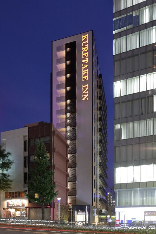 施設の正面 (日没後)