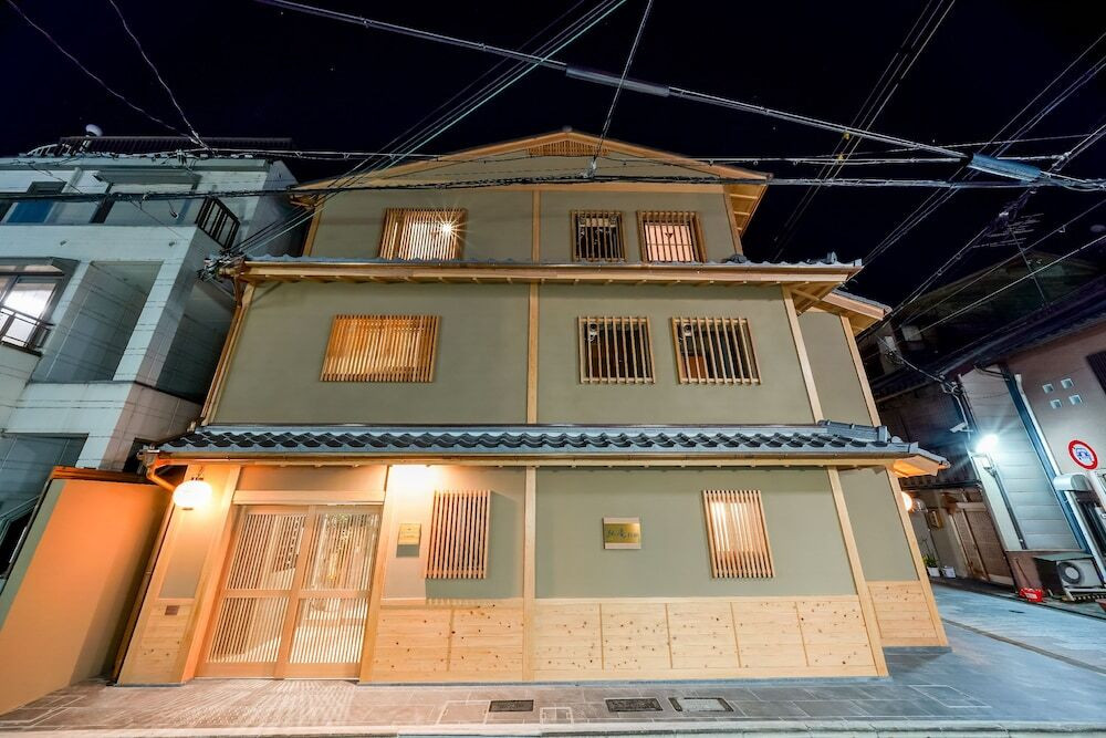 施設の正面 (日没後)