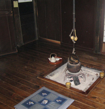 「日登美山荘」 内観 1101108 囲炉裏端