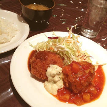 「いわむら」料理 370564 うまいぜよ！
トロトロ煮込みハンバーグとクリーミーコロッケのハンコロ定食、800円也。

ハンバーグにはトマトソース、コロッケにはデミグラスがかかってます。

コロッケもハンバーグもトロトロして...