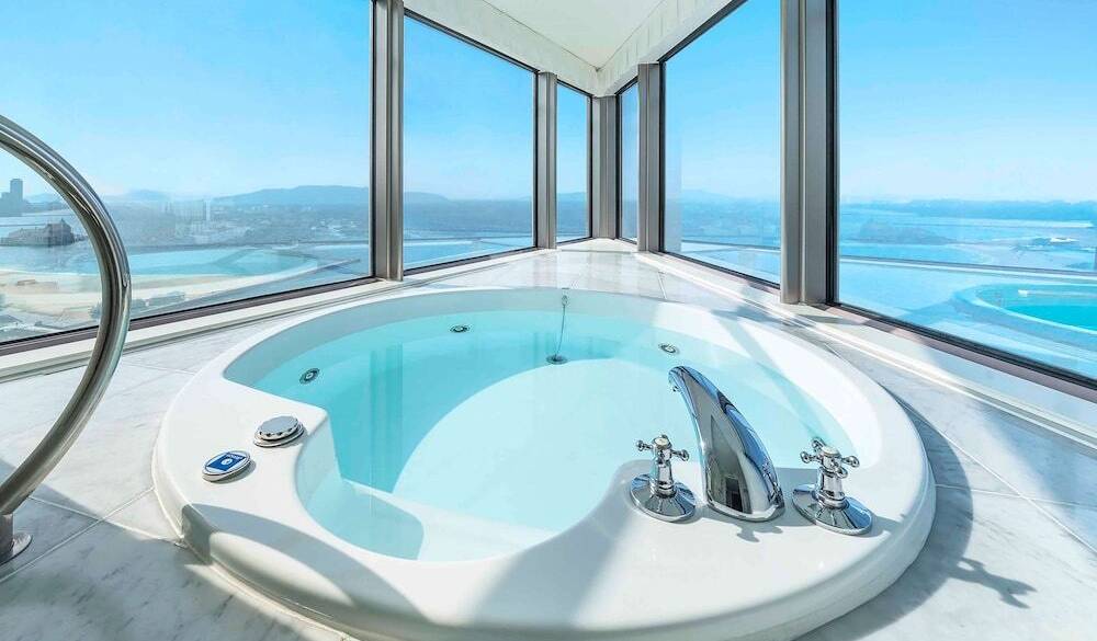 朝から海絶景を望む
優雅なバスタイム / 2
