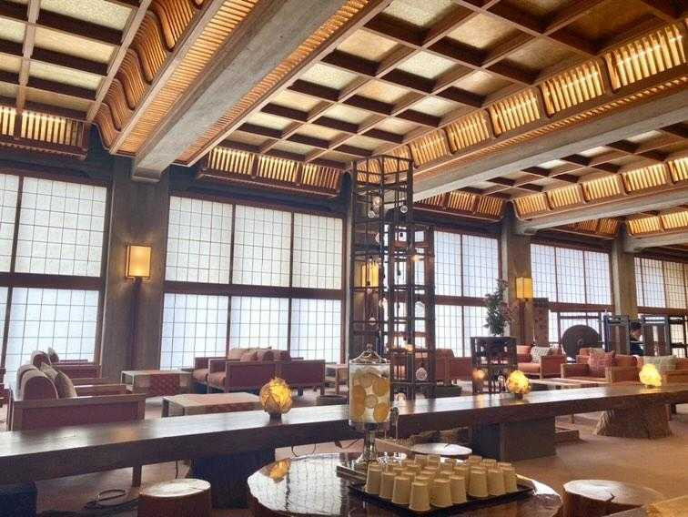 2階ロビー。天井が高いって本当に正義！開放感があって良いです！ / 1