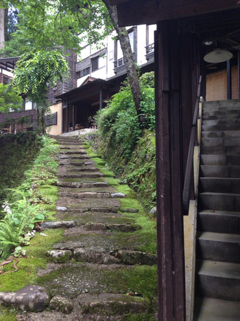 「宝巌堂」 外観 28249686 宿へ登る階段