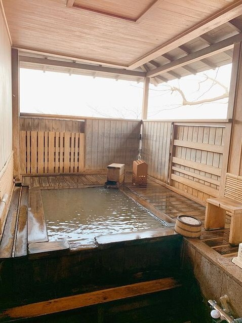 洗い場の他ベビーバスや幼児用シャワーチェアもあり、小さな子連れでも安心。柵の部分は引き戸式になっており、自由に開閉ができる / 1