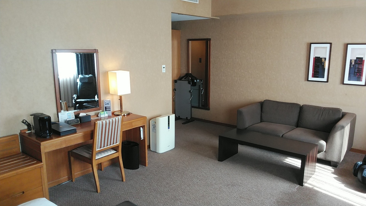 画像には赤の1人掛けのソファーがあるが実際は無い