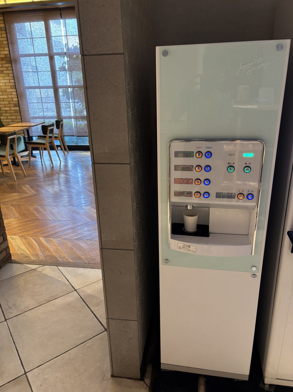 コーヒーとお茶類のみの無料のドリンクサーバー