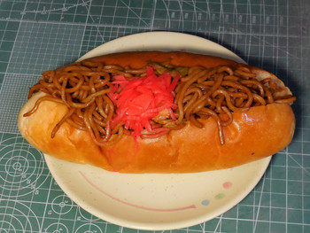 「焼きたてパン　モン・シェリー」料理 41761 ...「やきそばパン（180円）」、デカイ。。