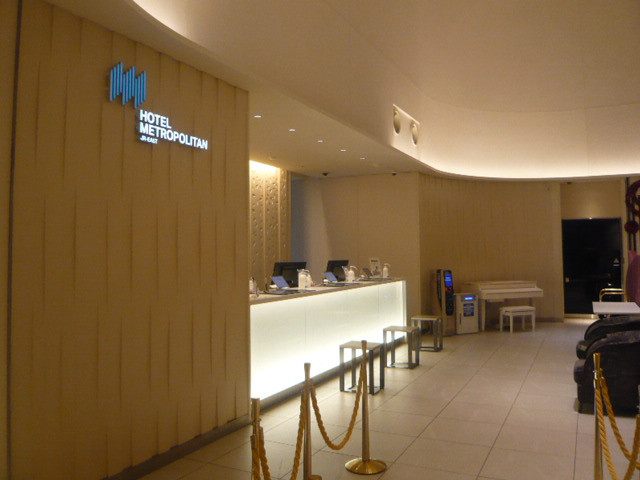 メトロポリタホテルのフロントです。広いロビーの西側にあります