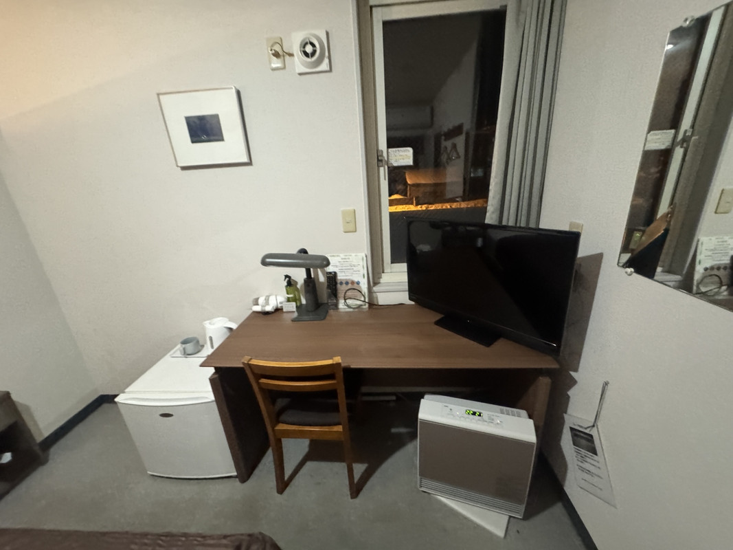 煖房は換気必要なガスヒーターで、寝るとき使えないのが残念。