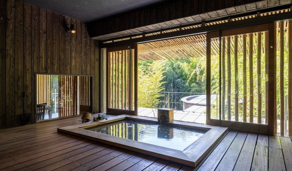 露天風呂付きの部屋で
優雅なひと時を味わう / 2