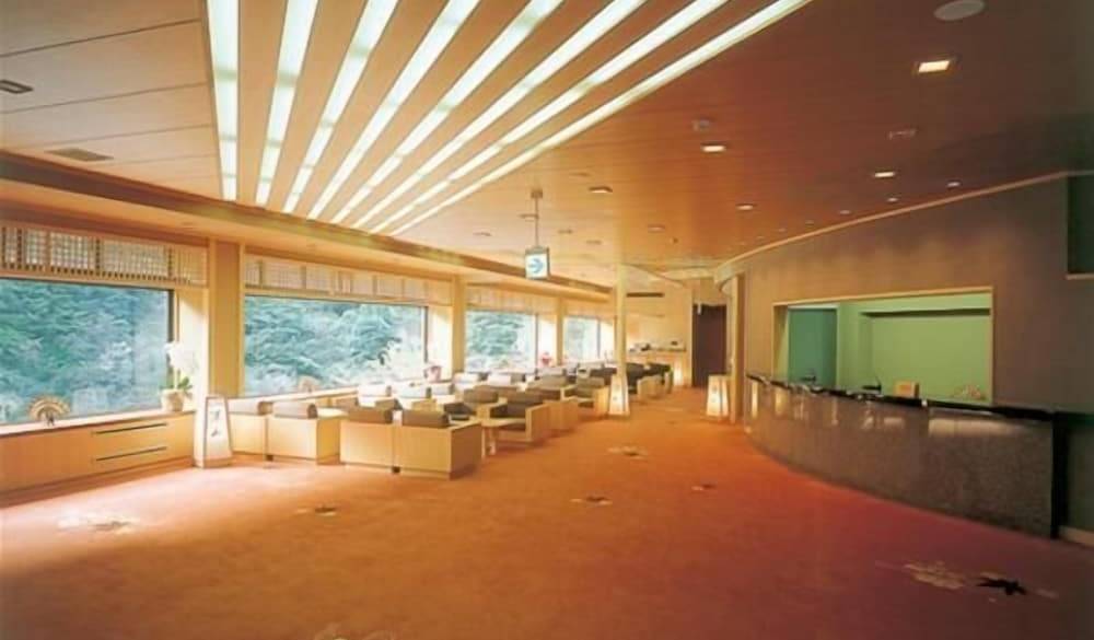 朝はティーラウンジになるロビー / 1