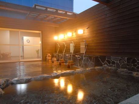 Gallery Court Ofa atu / 1