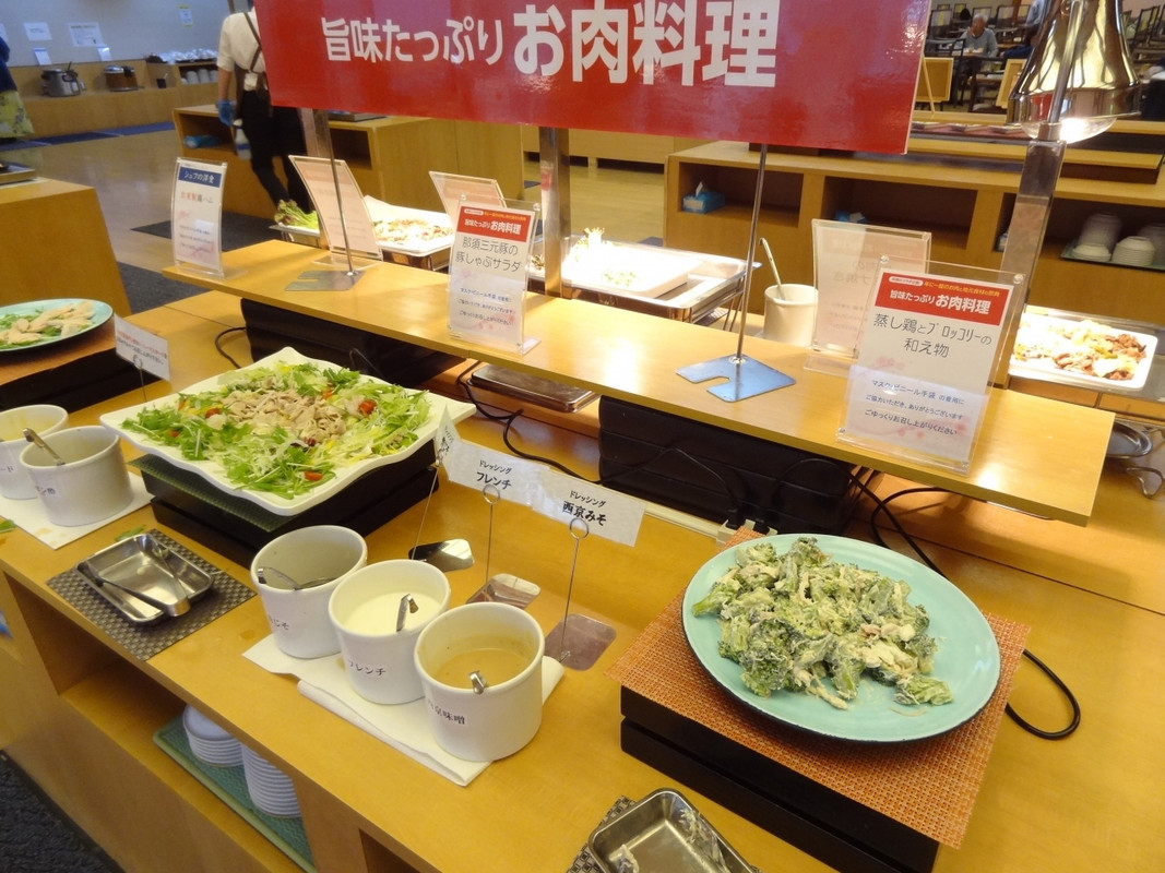 夕食は、和 洋 中.約40種類の料理が並ぶバイキングです。