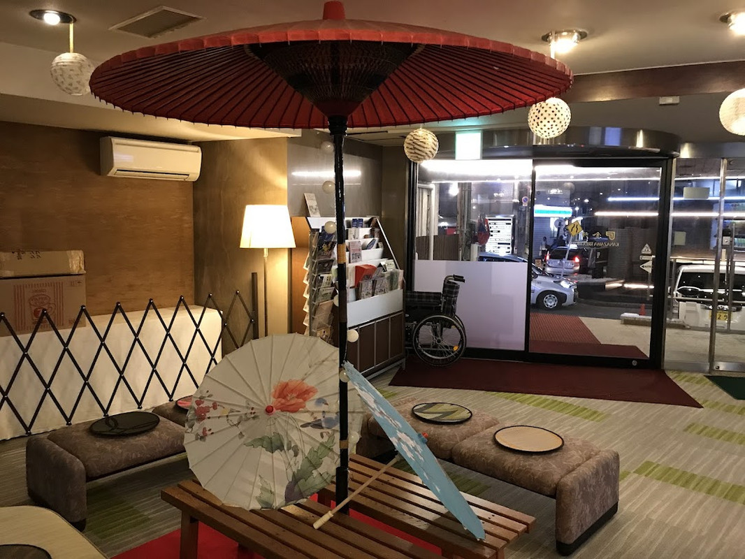 ホテル前は裏路地で狭い道