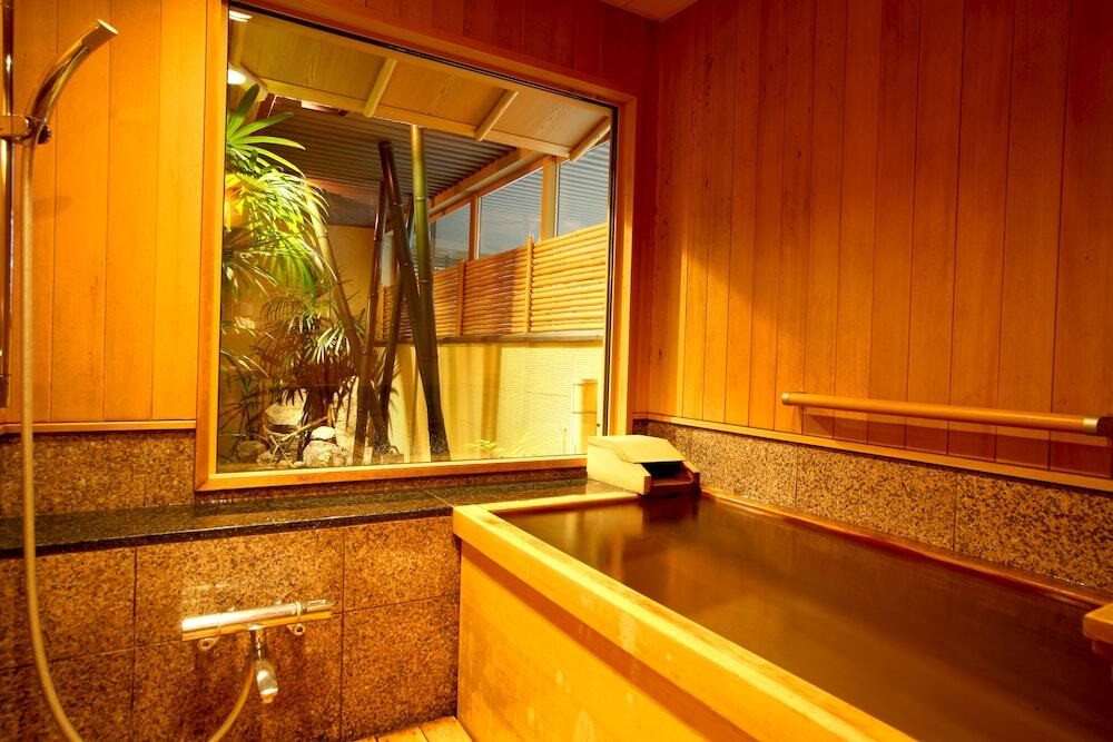 老舗旅館の客室露天風呂で家族の時間を愉しむ3558865