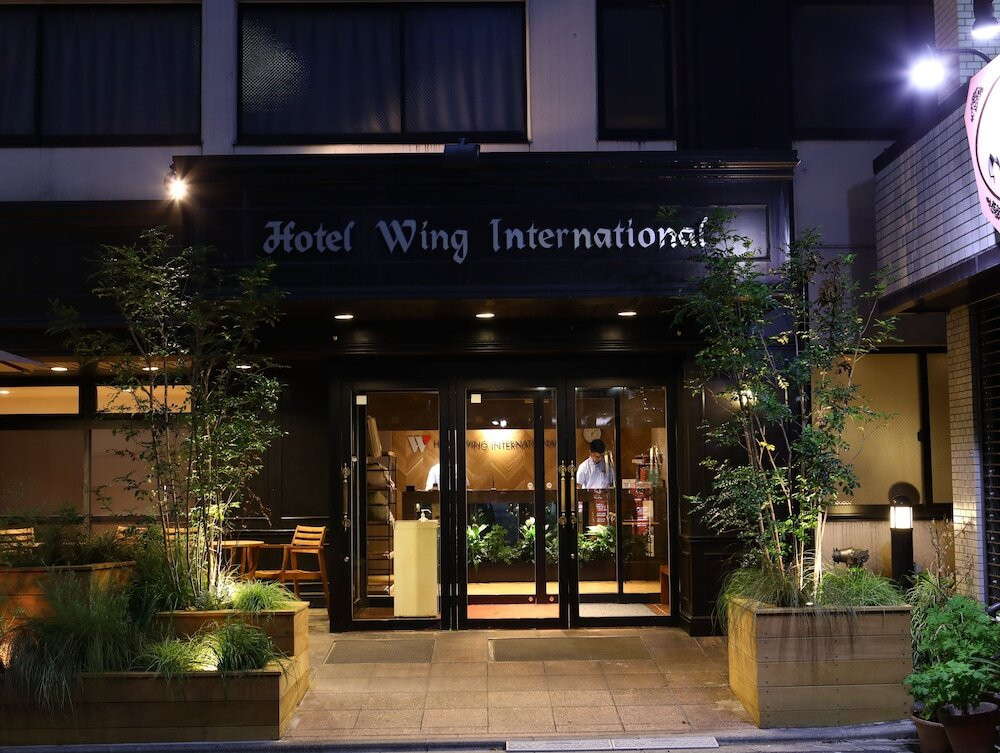 施設の正面 (日没後)