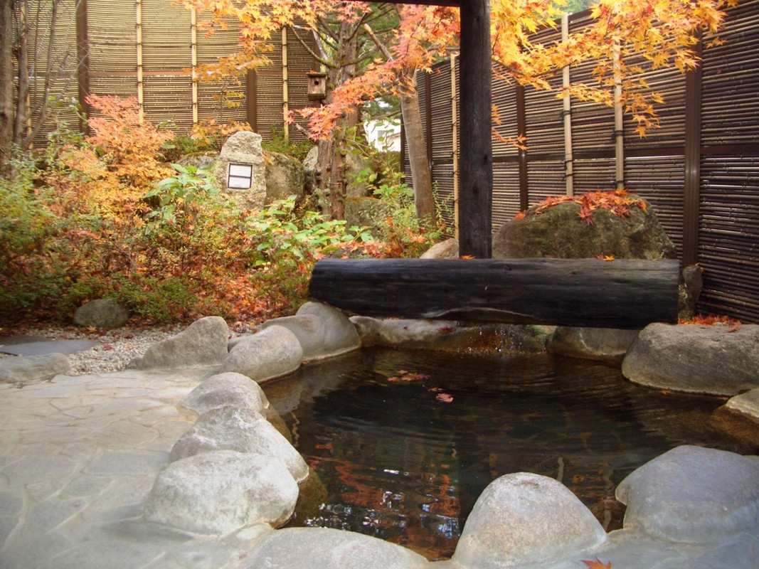 客室の岩露天風呂と紅葉