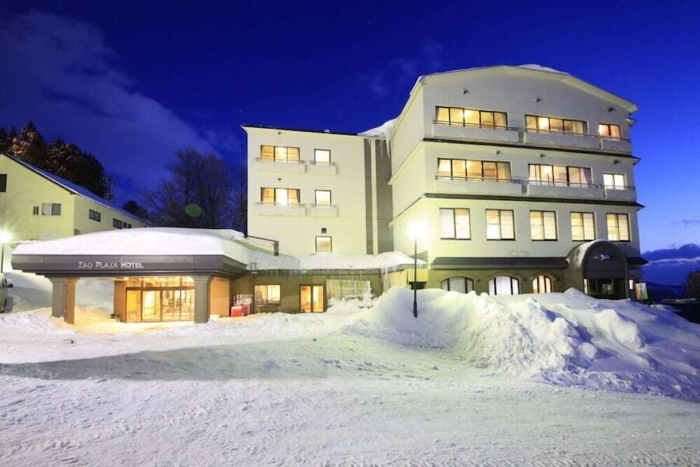 施設の正面 (日没後)