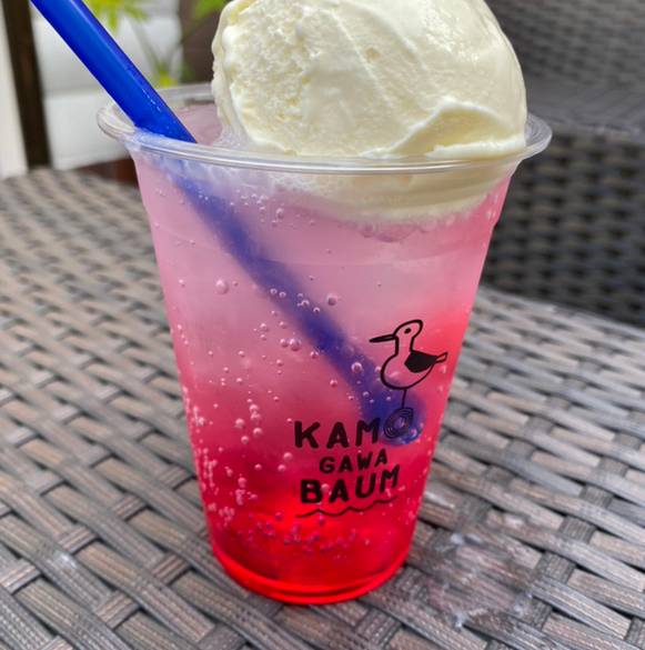 近くの市場で
旅のお土産選び / 2