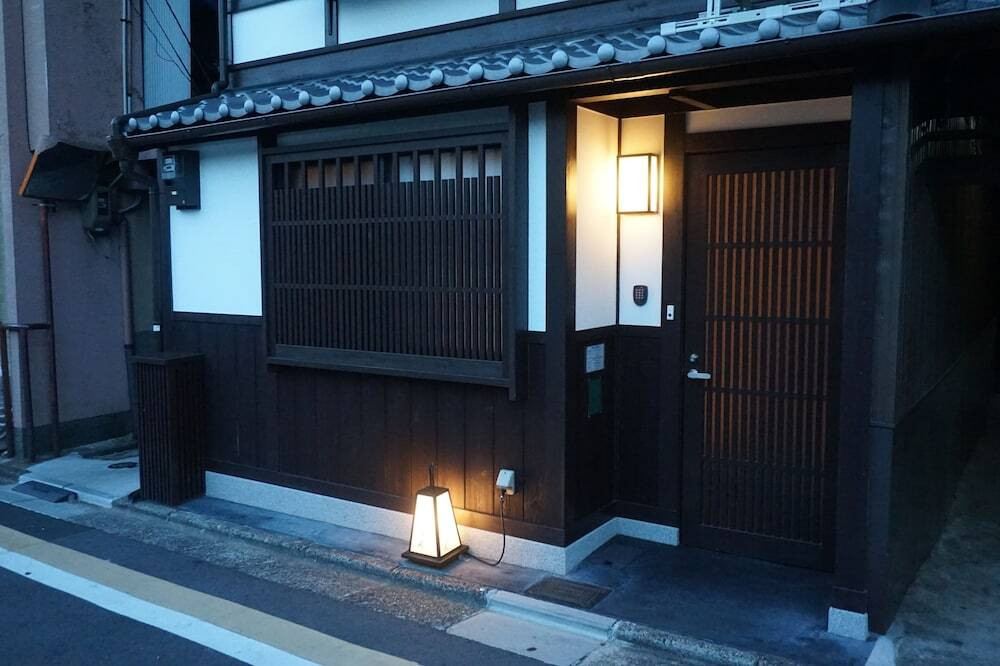 施設の正面 (日没後)