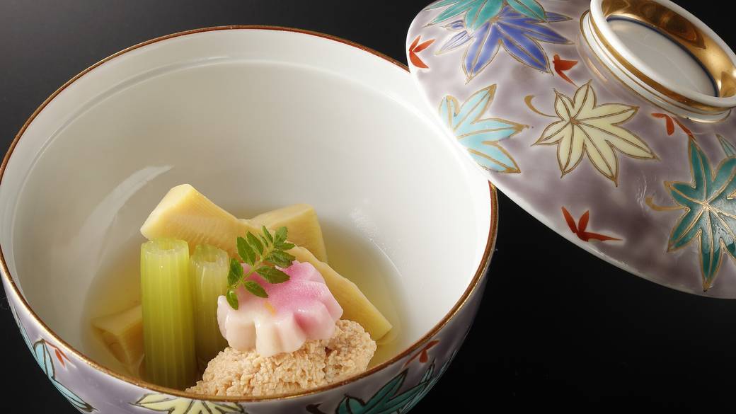 創業当時から受け継ぐ
贅沢な懐石料理 / 2