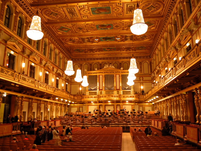 金色に輝く優雅な「大ホール」、通称「黄金のホール」。ガイドツアーがあり、内部の見学だけでもOKです