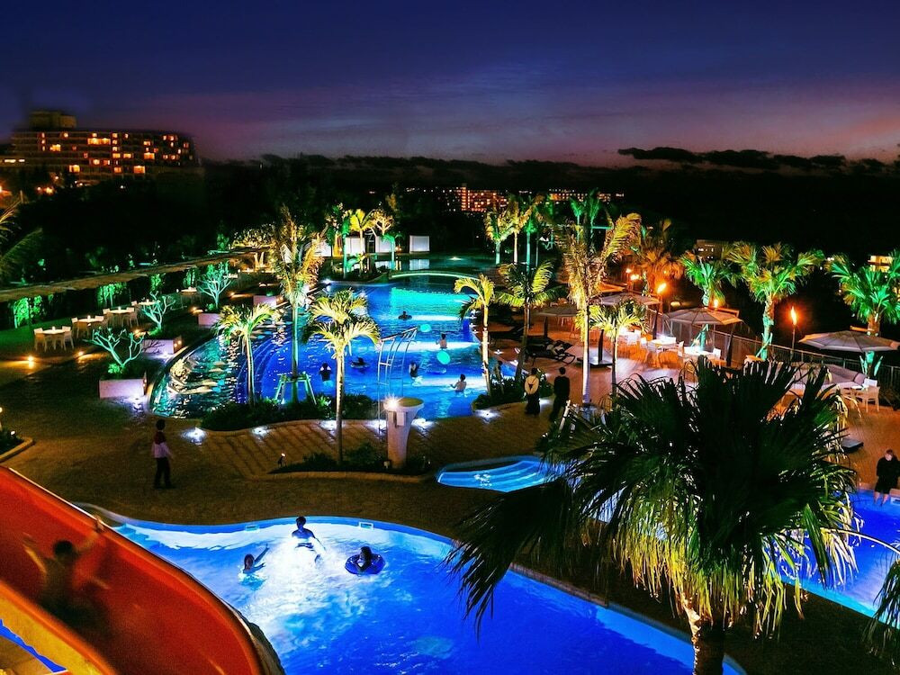 幻想的な表情を魅せる夜のガーデンプール3485845